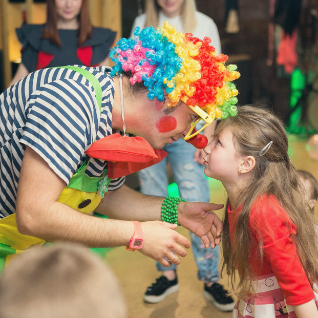 Clown Terapy - Una giovane paziente gioca "testa a testa" con un Clown della nostra animazione