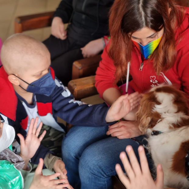 Pet Terapy - Giovani pazienti giocano con un cane, seguiti dal nostro staff