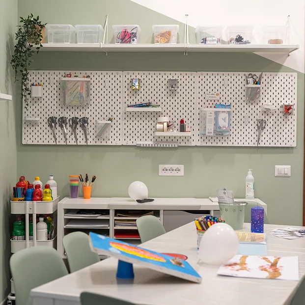 Craft room: uno spazio protetto e creativo all’interno della Casa di Davide, dove ogni mese bambini, ragazzi e caregiver partecipano a laboratori artistici.