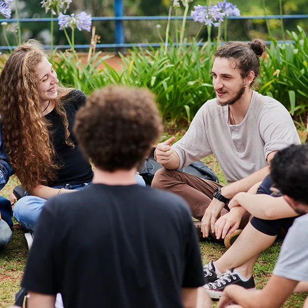 Incontro tra un gruppo di ragazzi all'aperto